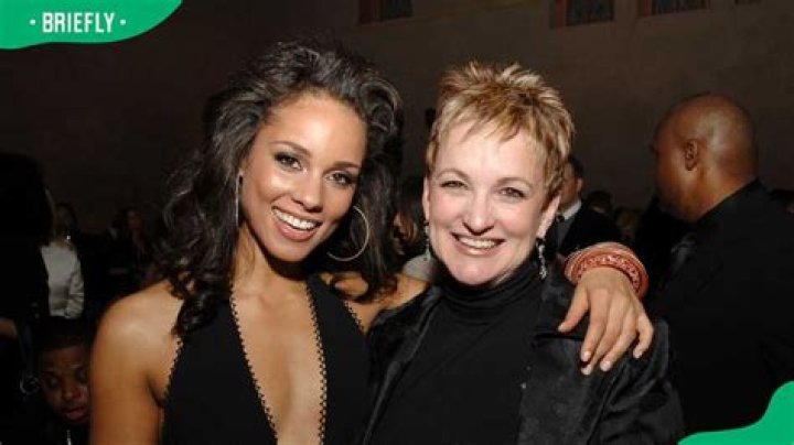 Meet the Singers Mother Who Raised Her Alone ·