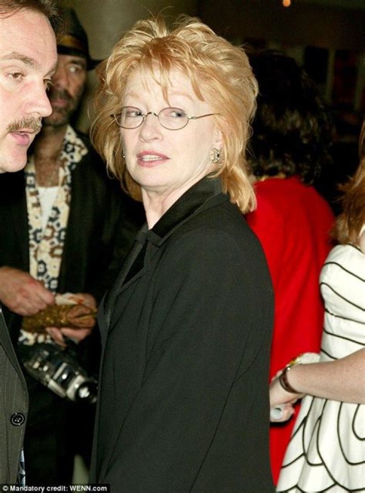 See Dolly Parton Without Makeup And Her Signature Wig