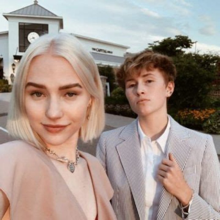 Is She Anyhow Related To Phoebe Bridgers? Age & Siblings ·