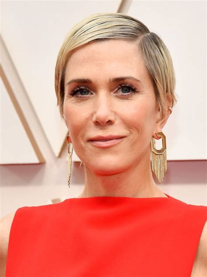 How rich is Kristen Wiig? correo ·