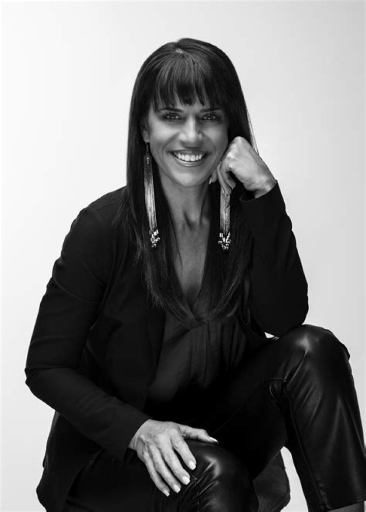 Introducing Jen Loren: A Trailblazing Singer-Songwriter