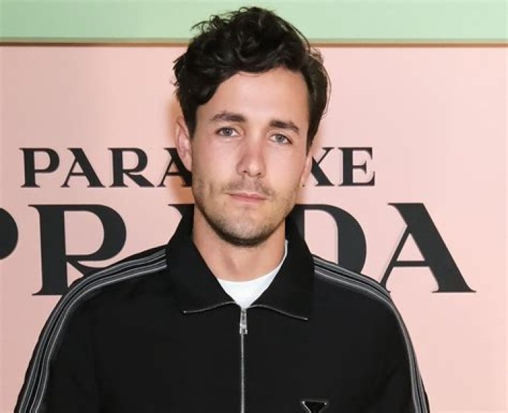 Jonah Hauer-King Height, Weight, Age, Girlfriend, Family, Facts, Biography